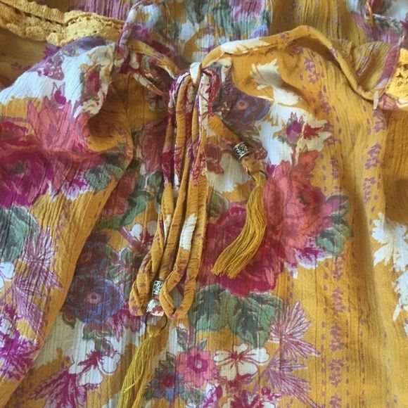 Like new lace detail peasant top - Picture 3 of 8